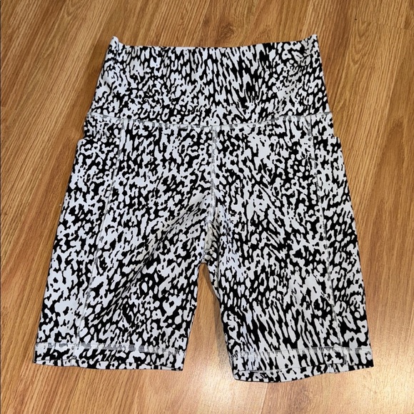 Athleta Salutation Stash Pocket Shorts Size XS - Picture 2 of 5